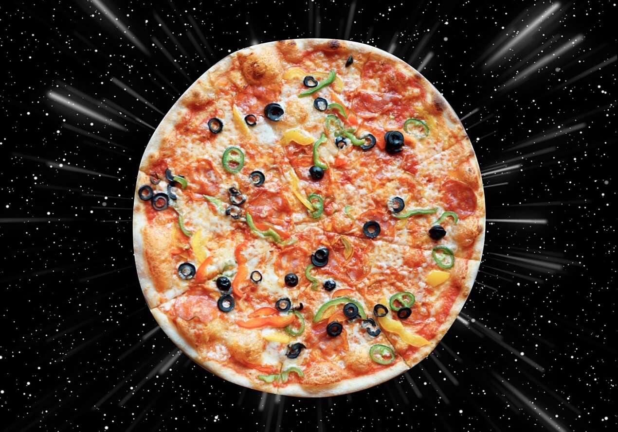 Пицца 500 рублей. Пицца в космосе. Космическая пиццерия. Пиццерия в космосе. Три пиццы.