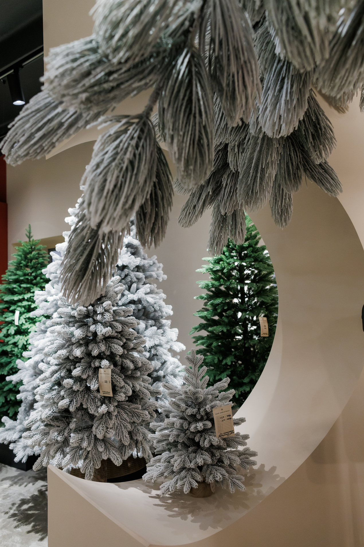 В Центре дизайна Artplay открылся первый шоурум искусственных елей Max Christmas