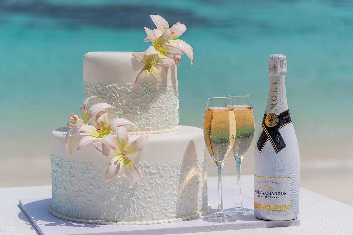 Свадебная церемония на пляже в подарок в День Святого Валентина от отеля Mövenpick Resort Kuredhivaru Maldives 
