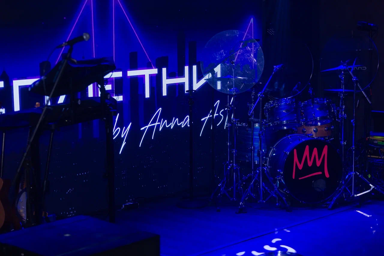 Яркий февраль в танцевальном караоке-баре «Сплетни by Anna Asti»